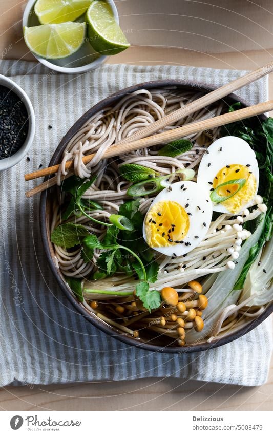 Ansicht von oben auf japanische Ramen-Suppe auf gestreifter Serviette Nudel Japanisch Speise Lebensmittel Schalen & Schüsseln Rezept Nudeln Ei Gekochtes Ei