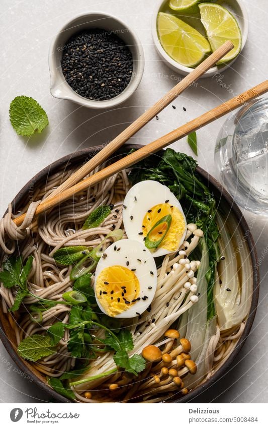 Ansicht von oben auf japanische Soba-Nudel-Ramen-Suppe auf weißem Hintergrund Japanisch Speise Lebensmittel Schalen & Schüsseln Rezept Nudeln Ei Gekochtes Ei