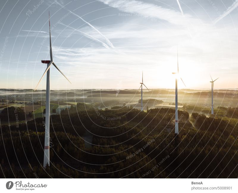 Windkraftanlage im Sonnenaufgang aus der Vogelperspektive Antenne Sauberkeit Cleantech Stromrichter Land Landschaft elektrisch Elektrizität Energie Wald Zukunft