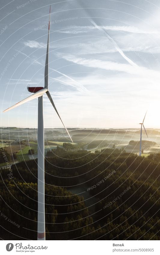 Windkraftanlage im Sonnenaufgang aus der Vogelperspektive Antenne Sauberkeit Cleantech Stromrichter Land Landschaft elektrisch Elektrizität Energie Wald Zukunft