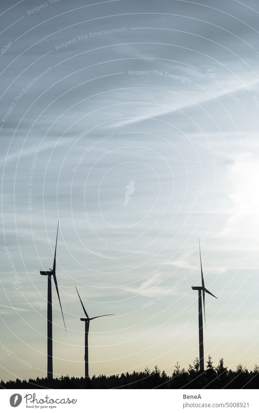 Windräder im Sonnenaufgang in einem Wald Antenne Sauberkeit Cleantech Stromrichter Land Landschaft elektrisch Elektrizität Energie Zukunft Generation Erzeuger