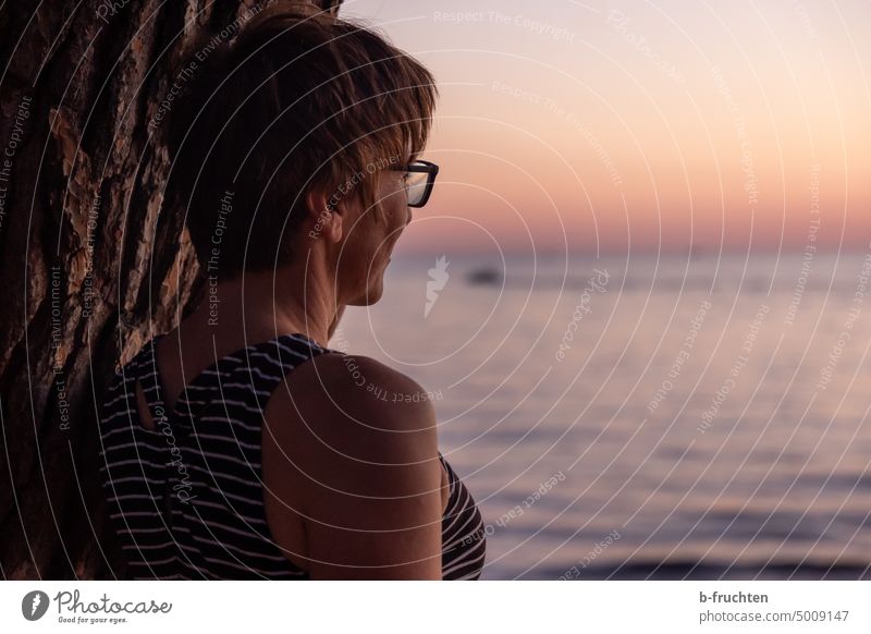 Frau mit Blick auf das Meer bei Sonnenuntergang Strand Himmel Wasser Küste Sommer Ferien & Urlaub & Reisen Horizont Abend Natur Dämmerung Tourismus Sommerurlaub