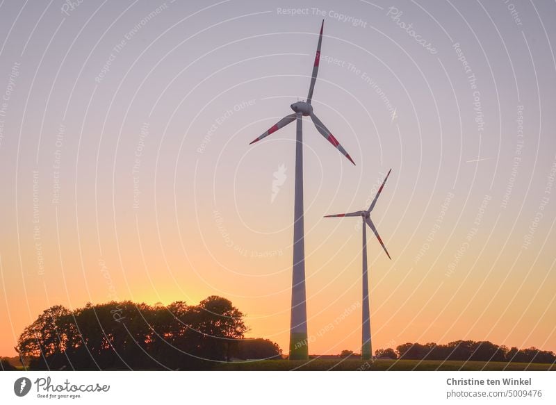 Windkraftanlagen im Sonnenuntergang Energiekrise Windenergie regenerativ Technik & Technologie Energiewirtschaft Erneuerbare Energie Energie sparen Strom