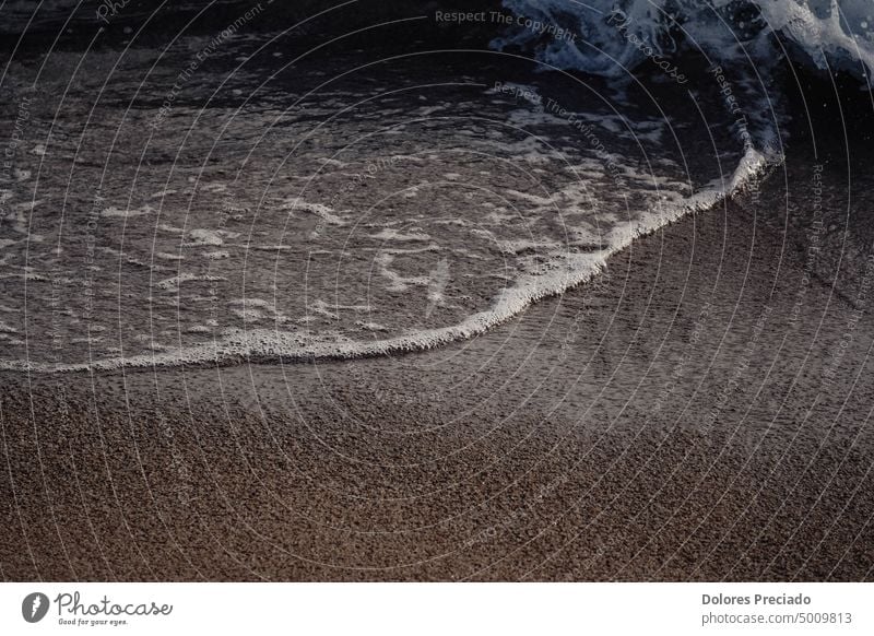 Landschaft eines Strandes mit Wellen und Schaum azurblau Hintergrund Bucht schön hell übersichtlich Küste Küstenlinie Ausflugsziel exotisch schäumen Feiertag