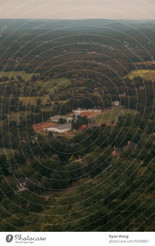 Blick auf ein Dorf unter Bäumen Landschaft Ansicht Natur Himmel Panorama Berge u. Gebirge panoramisch Großstadt Sommer Wolken Fluss Tal Feld Europa reisen Baum