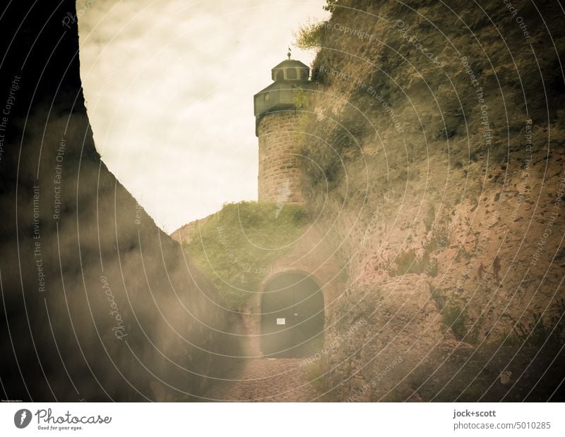 Aufgang zur wolkigen Burg Burg oder Schloss Turm historisch Burgturm Wolken Mittelalter Doppelbelichtung Sinnestäuschung Reaktionen u. Effekte Mauer