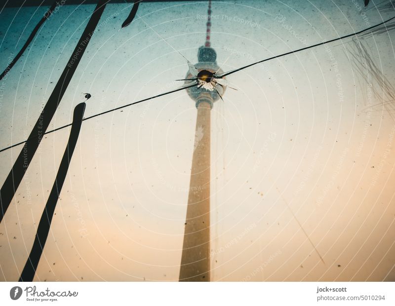 Ein Sprung in der Schüssel Berliner Fernsehturm Hauptstadt Himmel Sehenswürdigkeit Wahrzeichen Glasscheibe kaputt Treffer Loch Illusion Vandalismus