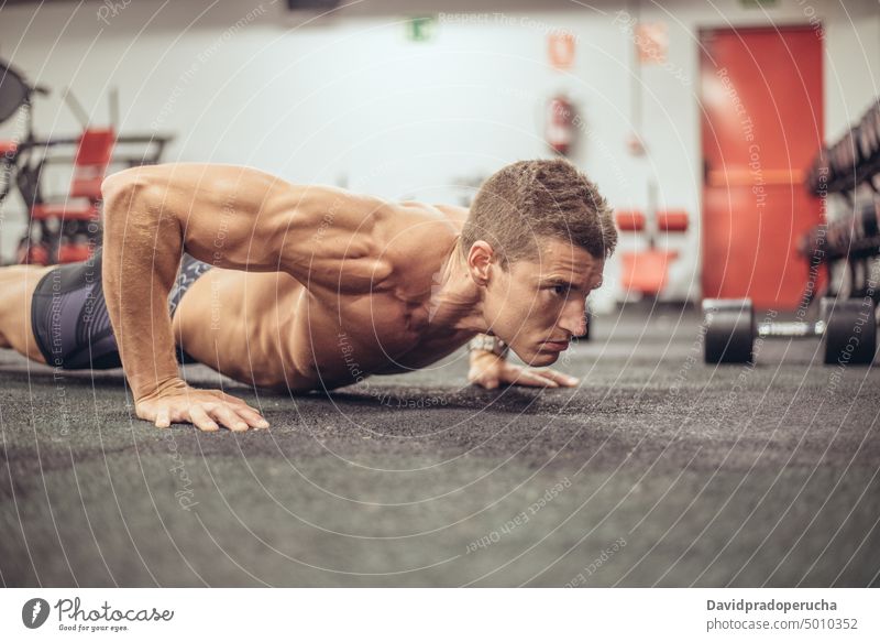 Fester Mann beim Liegestützen Fitnessstudio muskulös passen Athlet Sport Übung Körper Training männlich Kraft Gesundheit Muskel stark Erwachsener Stärke