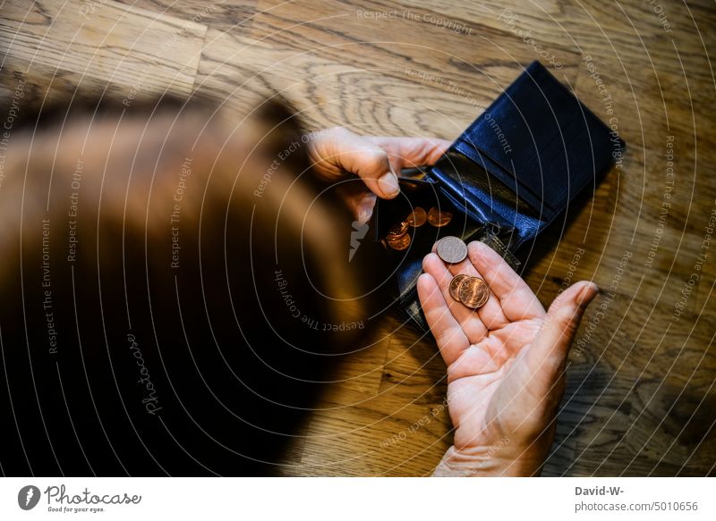 Frau zählt das Geld aus ihrer Geldbörse zählen Armutsgrenze Geldmünzen arm Wenig sparen Schulden Portemonnaie anonym Hand