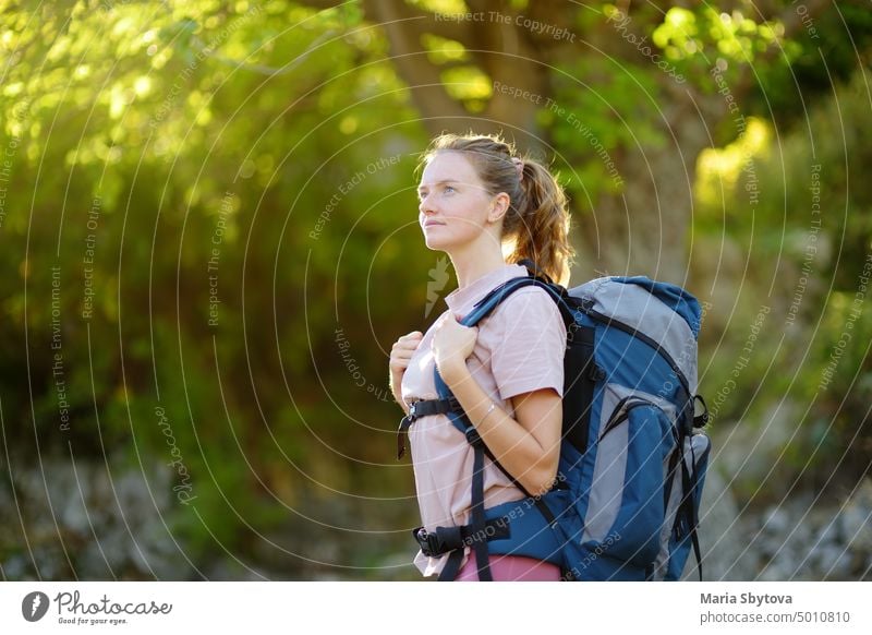 Junge Frau beim Wandern auf dem Lande. Backpacking Wanderung Rucksacktourismus Ausflug Single wandern Landschaft Mädchen Wanderer solo Backpacker Sommer Tourist