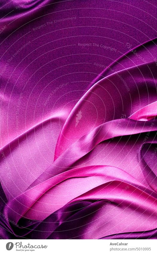 Abstrakter schwarz-lila-magenta Hintergrund. Seidensatin. Pflaume Farbe. Farbverlauf. Dunkler eleganter Hintergrund purpur Satin Textil abstrakt Kurve Reichtum