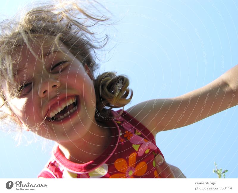 nur fliegen ist schöner Kind Mädchen Sommerkleid Freude mehrfarbig Lebensfreude blond rot Himmel lachen Locken Sonne kinheit glücklich Glück sommerfreude