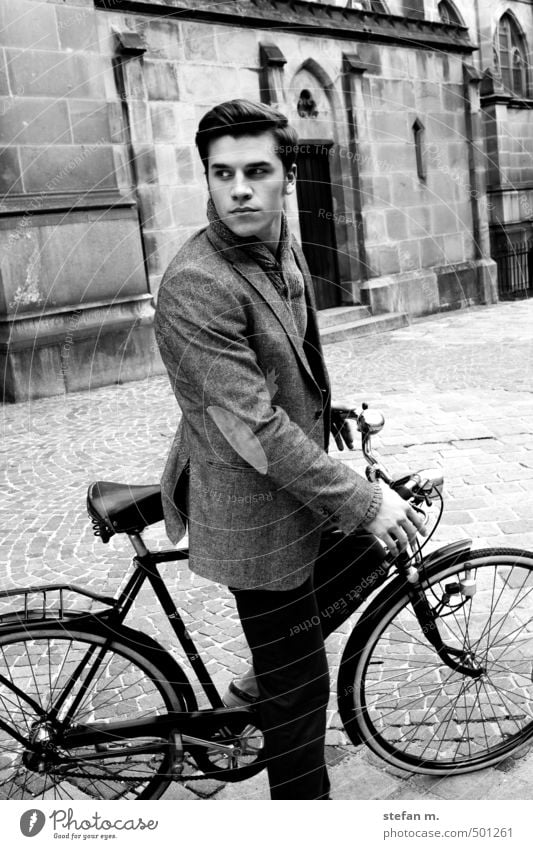 Classy ride. Mensch maskulin Junger Mann Jugendliche 1 18-30 Jahre Erwachsene Altstadt Kirche Dom Burg oder Schloss Fahrradfahren Mode träumen warten ästhetisch