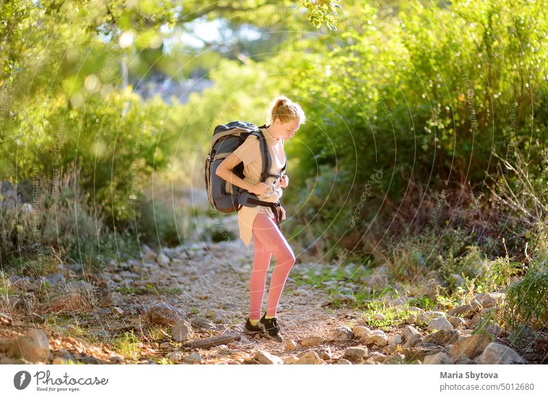 Junge Frau beim Wandern in den Bergen in Europa. Konzepte von Abenteuer, extremes Überleben, Orientierungslauf. Einzelne Reise. Berge u. Gebirge Wanderung