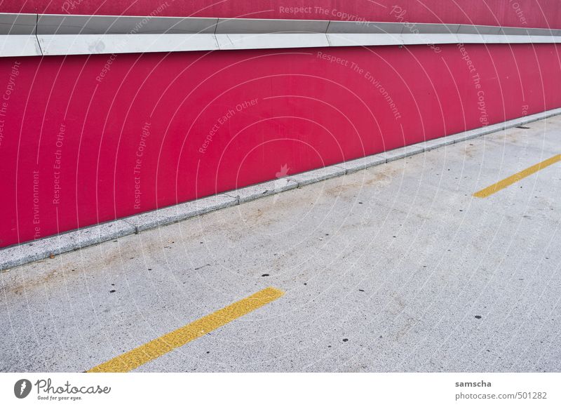 Flucht Fahrradfahren Umwelt Kleinstadt Stadt Stadtzentrum Mauer Wand Fassade Verkehr Verkehrswege Fußgänger Wege & Pfade gehen rot gelb Stadtleben Urbanisierung