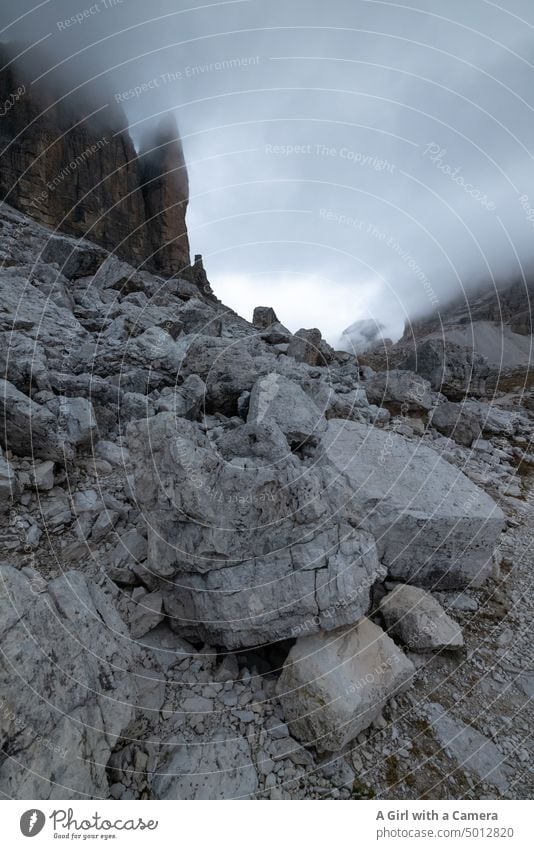 Steile Felsen, Berge und Nebel Steine Berge u. Gebirge steil Landschaft Steilwand Umwelt Alpen Menschenleer Außenaufnahme Natur Felswand Gipfel Wolken Dolomiten