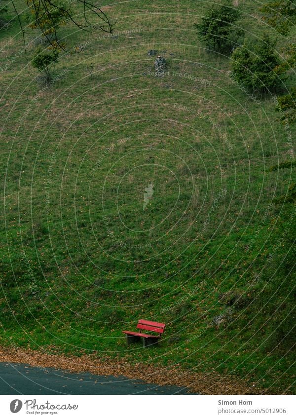 Sitzbank vor Abhang steil warten Bank Wiese ausruhen Treffpunkt Einsamkeit Sitzgelegenheit Pause Erholung Parkbank Natur sitzen Berge u. Gebirge Hügel