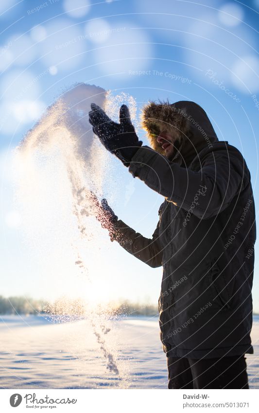 ein schönes Wintertag - Mann freut sich über den Schnee Schneefall schneien winterlich Sonnenlicht Winterstimmung weiß Schneeflocken kalt