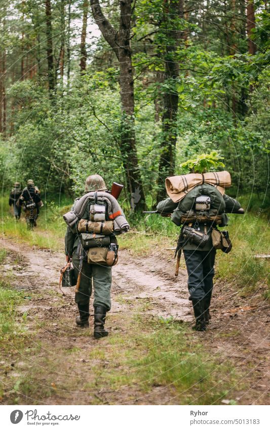 Deutscher Infanteriesoldat im Zweiten Weltkrieg marschiert auf einem Waldweg ii im Freien Landstraße Vorderseite Armeekräfte 2. Weltkrieg Munition Soldat