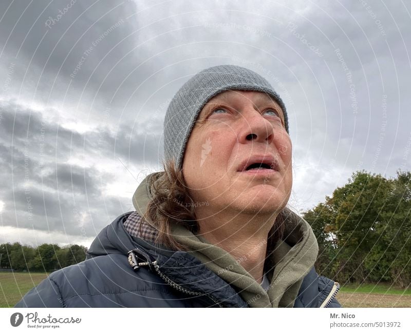 Fragender Blick in den Himmel Blick nach oben Mann beobachten Gesichtsausdruck nachdenklich hoffen unsicher Umwelt blick in den himmel Wolken schlechtes Wetter