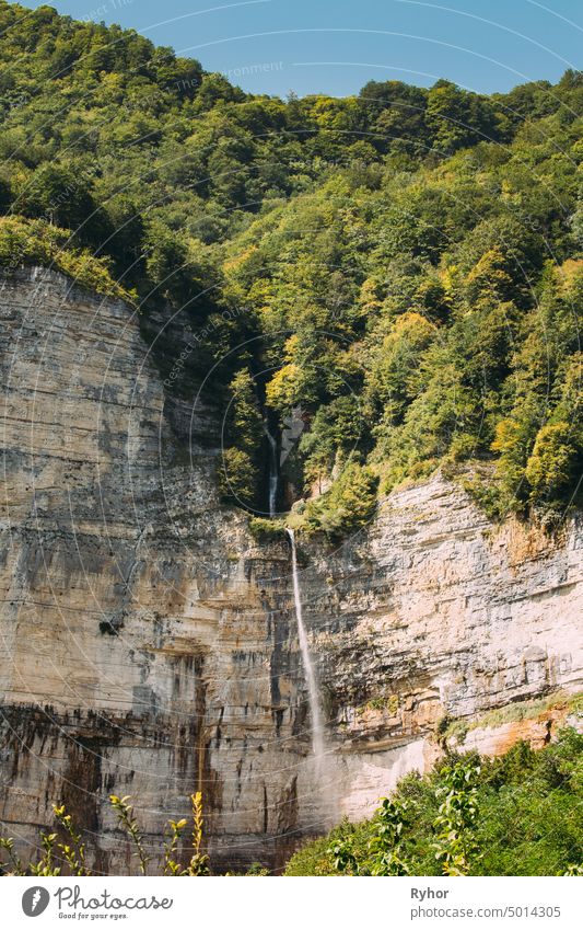 Kinchkha Wasserfall, Kinchkhaferdi Road, Kinchkhaperdi. Okatse - Kinchkha Wasserfall Naturdenkmal in der Nähe von Kutaisi in Imereti Region in Georgien. Berühmtes Naturdenkmal an einem sonnigen Sommertag