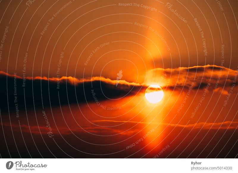 Natürliche, sonnige Lichtsäule bei Wintersonnenuntergang. natürlich optisch im Freien Landschaft Reflexion & Spiegelung Erscheinung niemand Natur Sonne Eis