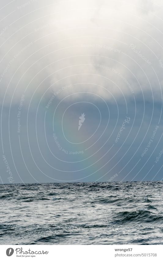 Regenbogen über der Ostsee schlechtes Wetter stürmisch stürmische See regnerisch dicke Wolken Horizont über dem Wasser Himmel Meer Natur Außenaufnahme Tag