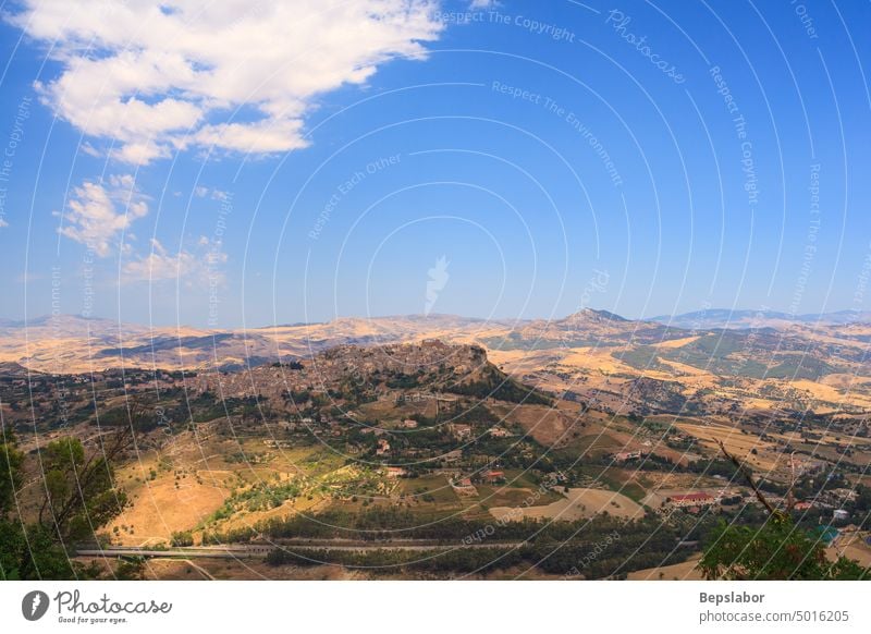 Blick auf die Stadt Calascibetta von Enna, Sizilien. Italien enna Sizilianer Tourismus touristisch reisen Italienisch Hügel Berge u. Gebirge Landschaft Panorama