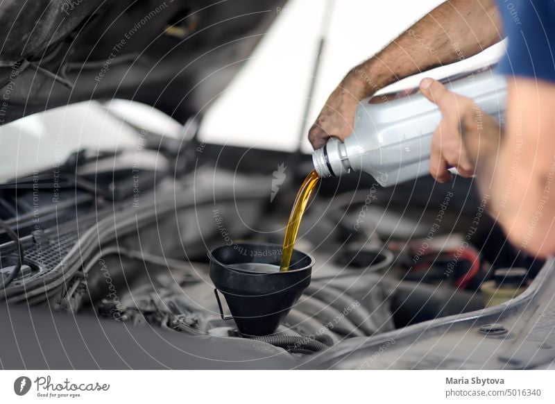 Mann Automechaniker repariert Auto in Autoservice, Station. Wechselt Öl. frisch Schmierstoff Erdöl Wandel & Veränderung PKW Automobil Garage Dienst Mechaniker