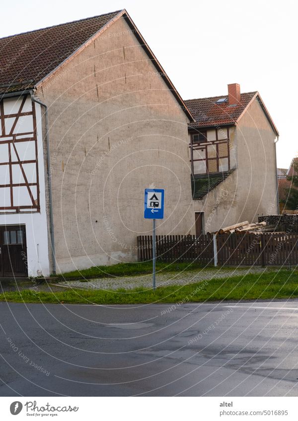 Campingplatz / links ab Zelten Wohnwagen Wohnmobil Hinweisschild Verkehrszeichen Verkehrsschild Zeltplatz Einöde Einsamkeit glamping Ferien & Urlaub & Reisen