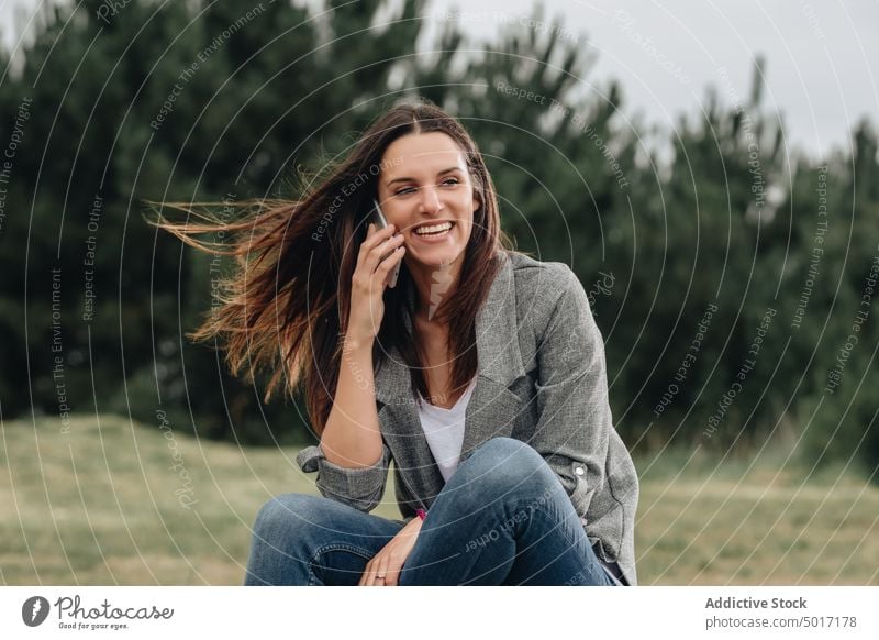 Junge Frau spricht in den Bergen mit dem Handy Person Technik & Technologie Mädchen Telefon Glück jung Mobile Sprechen Fröhlichkeit sprechend Mitteilung