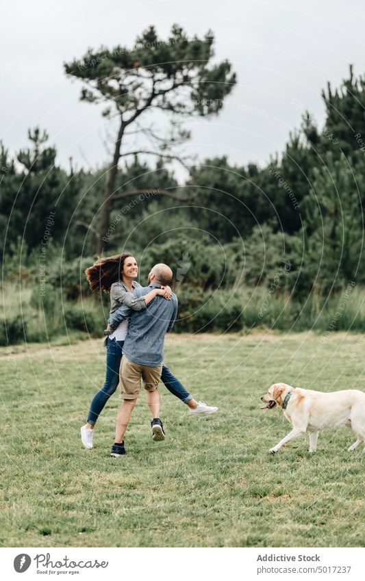 Verliebtes Paar spielt in den Bergen Frau Mann im Freien Berge u. Gebirge Liebe Menschen Spaß jung Erwachsener Feiertag Natur Sommer anhänglich Gefühl Frauen