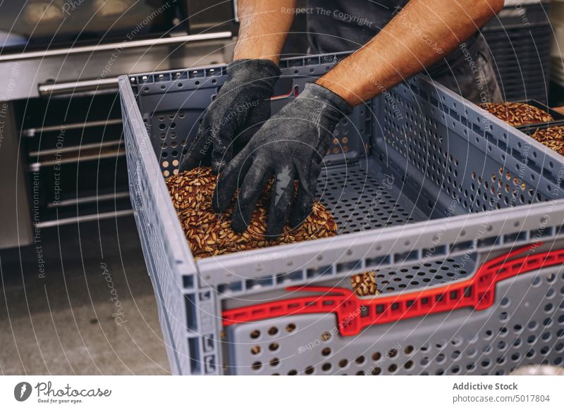 Kropfenmännchen mit frisch gebackenem Brot Bäcker lecker Mann Brotlaib Container Bäckerei Inszenierung Koch männlich Mahlzeit Arbeit Job Mitarbeiter organisch