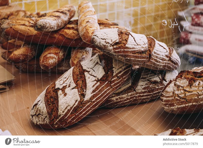 Frische Brotlaibe auf der Theke Bäckerei Kunstgewerbler frisch gebacken rustikal Knusprig Produkt Gebäck Kruste Lebensmittel Tradition lecker Küche natürlich