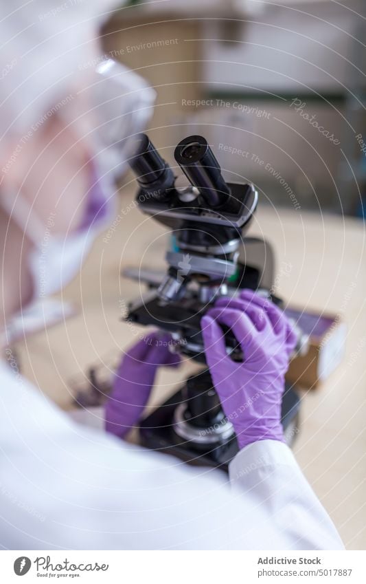 Frau arbeitet im Labor Mikroskop Probe jung medizinisch forschen Arbeiter Gerät Prüfung Werkzeug Experiment Wissenschaft Chemie Mikrobiologie Biotechnologie