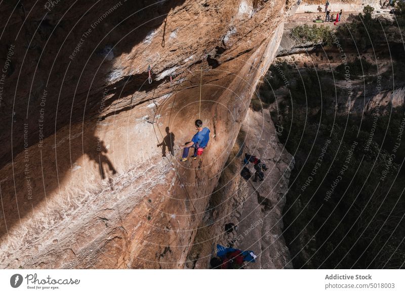 Kletterer hängt am Felsen Aufsteiger Klippe erhängen Seil extrem Berge u. Gebirge Sport Herausforderung Aktivität Erfolg Stärke Höhe Abenteuer Risiko sichern