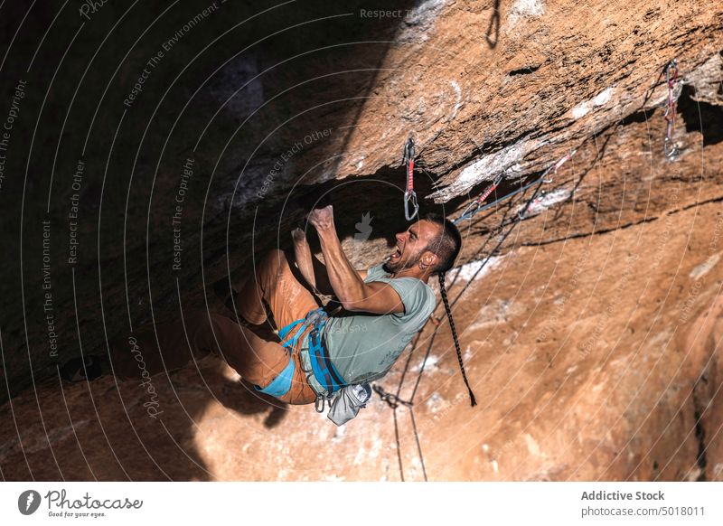 Kletterer hängt am Felsen Aufsteiger Klippe erhängen Seil extrem Berge u. Gebirge Sport Herausforderung Aktivität Erfolg Stärke Höhe Abenteuer Risiko sichern