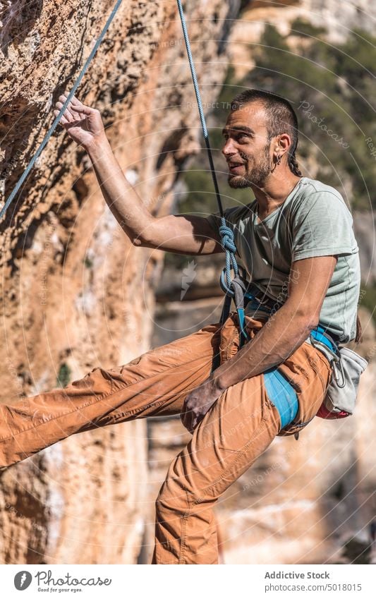 Kletterer hängt am Felsen Aufsteiger Klippe erhängen Seil extrem Berge u. Gebirge Sport Herausforderung Aktivität Erfolg Stärke Höhe Abenteuer Risiko sichern