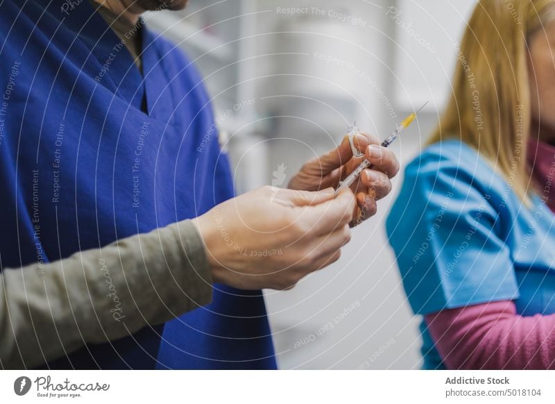 Ärzte in Uniform mit Spritze Arzt Impfstoff Hilfe medizinisch Veterinär Vorbereitung Medizin Pflege Krankenhaus Klinik Behandlung Labor Gerät männlich Frau