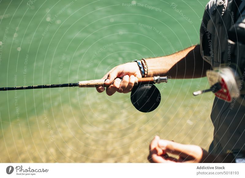 Anonymer Mann beim Angeln mit seiner Angelrute in einem Gebirgsfluss Fischer Fluss Person Wasser Erholung Sport Aktivität Natur fangen Fischen Berge u. Gebirge