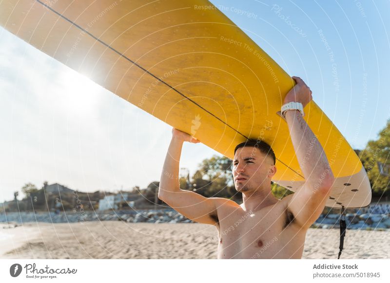 Surfer am Strand mit Surfbrett Mann Natur Sonnenuntergang winken im Freien Porträt Neoprenanzug Meeresküste männlich Brandung Sportler MEER Surfen Hobby tragen