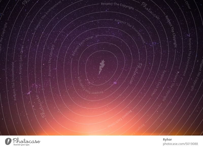 Real Night Sky Sterne Hintergrund mit natürlichen bunten Farbverlauf. Sonnenuntergang, Sonnenaufgang Licht und Sternenhimmel schwarz Sternenlicht Glanz viele