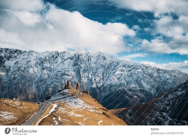 Stepantsminda, Georgien. Berühmte Gergeti Trinity Tsminda Sameba Kirche im frühen Winter Landschaft. schön Historie alt Bezirk Kazbegi Asien eurasia gergeti