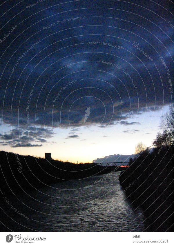 Kanalromantik Ruhrgebiet Abenddämmerung Nacht Wasserturm Gasometer Romantik Wolken Fluss Abwasserkanal blau Bewegung Himmel