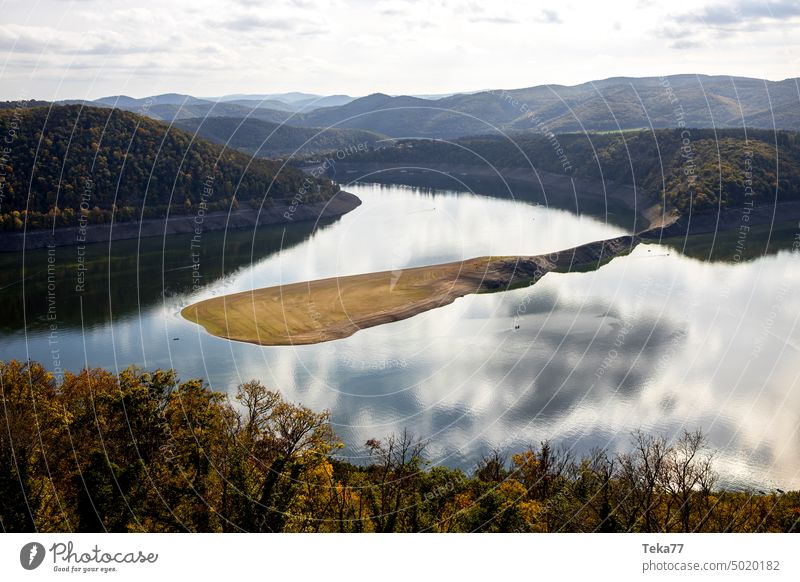 Der Edersee mit sehr niedrigem Wasserstand aufgrund des Klimawandels Herbst 2022 edersee Fluss Damm Gebäude Ederseetalsperre Niedrigwasser