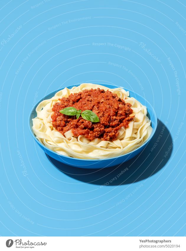 Nudelgericht Bolognese isoliert auf blauem Hintergrund oben Rindfleisch Schalen & Schüsseln hell Kohlenhydrate klassisch Farbe gekocht Textfreiraum kreativ