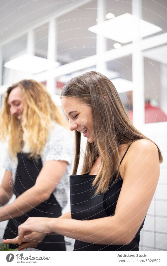 Beim Kochworkshop lernen die Teilnehmer, wie man Gemüse schneidet Menschen Essen zubereiten Werkstatt Lernen geschnitten achtsam fokussiert Schneiden Messer