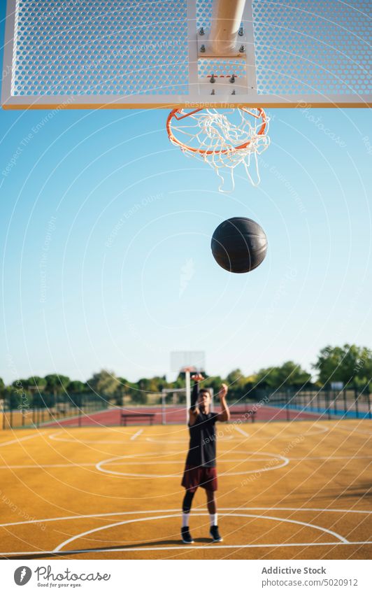 Schwarzer Basketballspieler, der den Ball ins Netz schießt Sportler tretend Slam Dunk Runde Spiel Spieler Stadion Spielen Sportbekleidung Aktivität Feld