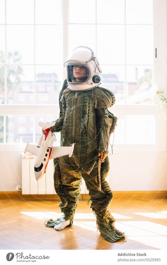 Niedliches Kind mit einer echten Astronautenuniform Hintergrund Junge Kindheit Konzept Tracht Schaffung handgefertigt Schutzhelm Vorstellungskraft einfallsreich