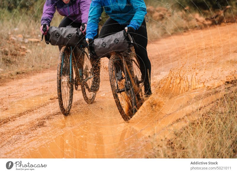 Gut ausgerüstete Menschen auf der Straße im Wald während einer Fahrradtour Abenteuer aktiv Natur Schutzhelm Radfahrer Sport Lifestyle Geschwindigkeit